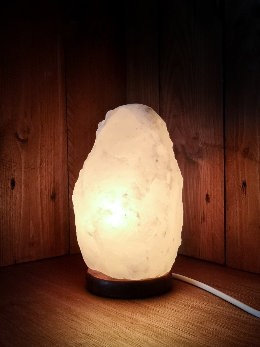 https://www.lalashops.nl/media/catalog/product/z/o/zoutlamp_wit_2-4kg_sfeer_2__1.jpg